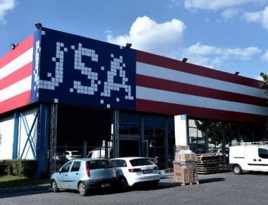 Yψώθηκε η αστερόεσσα στην Θεσ/κη - Τραγουδούν τον εθνικό ύμνο των ΗΠΑ - Δηλώσεις Α.Τσίπρα (Βίντεο)